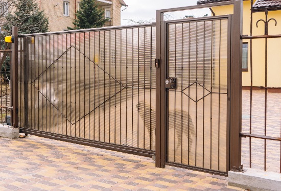 Купить ворота из профлиста с элементами ковки, с металлическими столбами в рамке или под дерево в Сарове от 158535 руб
